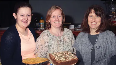  ??  ?? Niamh Sinnott, Tara Finn and Pauline Roche at the Oulart-The Ballagh Coiste na nOg and Camogie Club Feile lunch fundraiser in Oulart Community Centre. OULART TIDY TOWNS SPRING CLEAN