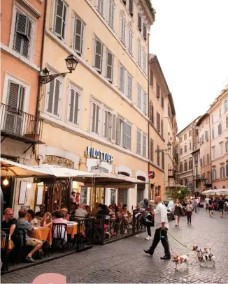  ??  ?? FULL HOUSE Above: Cul de Sac on Piazza Pasquino.