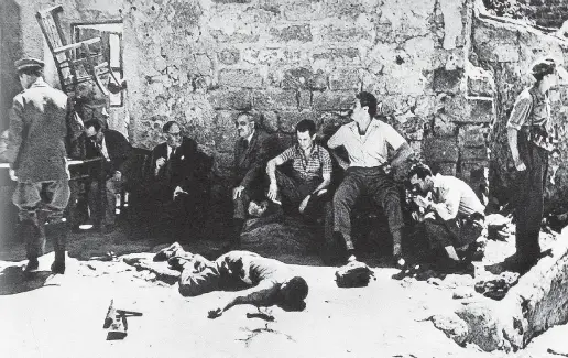  ?? Ansa/LaPresse ?? Il bandito, gli scrittori Sopra, il cadavere di Salvatore Giuliano. Sotto, da sinistra, Truman Capote e Leonardo Sciascia