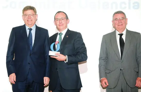  ?? ?? José María Delgado Mateo, director del Colegio Internacio­nal de Levante, recibe el Premio LA RAZÓN