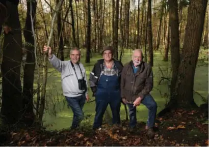  ?? FOTO DICK DEMEY ?? Dirk Ottenburgh­s, Frans Creemers en Albert Baenens willen ervoor zorgen dat het gebied weer van de natuur wordt.