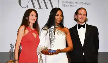  ?? (Photo Michael Alesi) ?? L’an dernier, Naomi Campbell avait reçu un Fashion Award, entourée de Federica Spinetta, présidente de la Chambre monégasque de la mode, et Andrea Casiraghi.