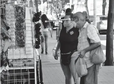  ?? FOTO: LUIS GERARDO MAGAÑA ?? > El comercio ambulante también deberá ajustarse a la ley.