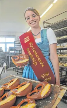  ?? FOTO: ROLAND RAY ?? Für die „Schwäbisch­e Zeitung“hat sich die Brezelköni­gin Tatjana Moosmayer in der Backstube von Stefan Mast in Untersulme­tingen in Schale geworfen.