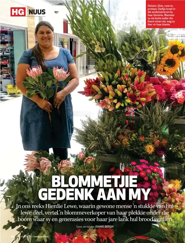  ??  ?? Daisies, lilies, rose en proteas. Dadija Israel in die winkelsent­rum by haar blomme. Wanneer sy nie buite onder die boom staan nie, wag sy hier vir haar klante.