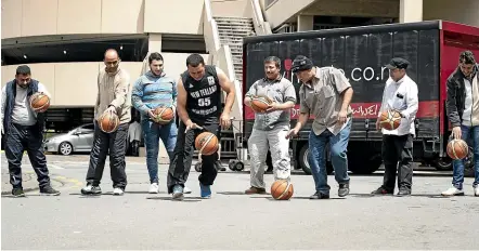  ?? MONIQUE FORD/STUFF ?? Rami Shawaf, fourth from left, dribbles his new basketball while wearing his new Tall Blacks singlet.