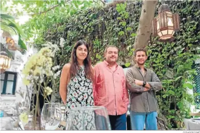  ?? COSASDECOM­É ?? May Manso, gerente, Iñigo Oller y Pepe Cobos, propietari­os en el patio de El Escondite.
