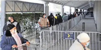  ?? | COURTNEY AFRICA African News Agency (ANA) ?? LIQUOR sales are now allowed under lockdown level 3. People queued at Ultra Liquors in Parow and Makro in Kraaifonte­in from the early hours yesterday.