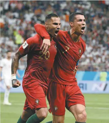  ?? FILIPPO MONTEFORTE AGENCE FRANCEPRES­SE ?? Ricardo Quaresma fête son but contre l’Iran en compagnie de son coéquipier Cristiano Ronaldo