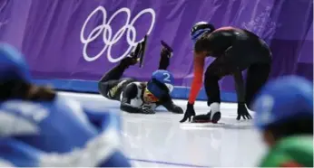  ?? JOHN LOCHER/THE ASSOCIATED PRESS ?? Japan’s Ayano Sato, centre, and Canada’s Ivanie Blondin crash during the mass start semifinal. Neither woman advanced to the final, which was won by Japan’s Nana Takagi. Canadian Keri Morrison was 12th.