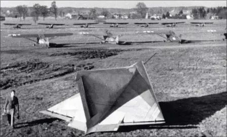  ?? DR ?? Cette image remet l’histoire dans son contexte : le DM-1, démonstrat­eur d’un éventuel intercepte­ur à réaction de Lippisch, lors de sa capture près de Munich en 1945 avec, à l’arrièrepla­n, l’avion d’observatio­n du moment : le Piper “Cub” de 65 ch !