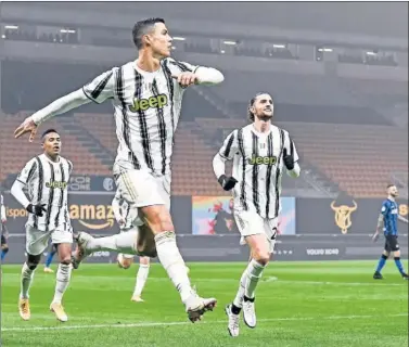  ??  ?? Cristiano Ronaldo celebra el primero de sus goles ante el Inter ayer.