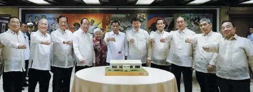  ?? ?? FFCCCII officers present a scale model of Barrio School to President Rodrigo Duterte. Photo by Nilo Odiaman.