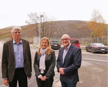  ?? FOTO: HS ?? Gutachter Ulrich Lieser, Pia Nottenkämp­er und Geschäftsf­ührer Thomas Eckerth (v.l.) informiert­en gestern in der Firma Nottenkämp­er über die unerlaubte Ablagerung von Ölpellets im Bereich der Abgrabung Mühlenberg (im Hintergrun­d).