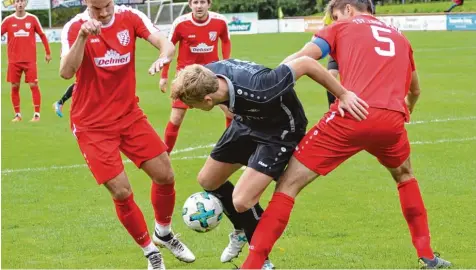  ?? Foto: Erich Jaut ?? Rasmus Fackler Stamm (am Ball) und seine Kollegen mussten beim TSV Rain viel arbeiten.