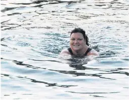  ??  ?? ROLIG: Anne Elisabeth Jensen er svaert rolig der hun svømmer rundt i det kalde sjøvannet på den første dagen i desember. Det er ingen tegn til verken hutring eller panikk.