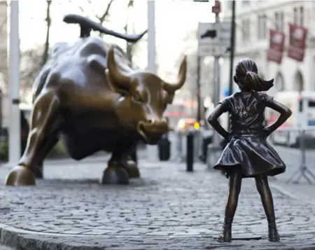  ?? MARK LENNIHAN/THE ASSOCIATED PRESS ?? Fearless Girl was originally intended as a temporary display to encourage corporatio­ns to put more women on their boards.