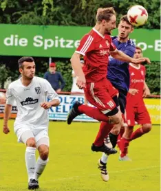  ?? Foto: Gerd Jung ?? Möttingen gelang gegen Rain II nicht der erhoffte Punktgewin­n. Hier probiert es Pa trick Wunder (rotes Trikot) mit einem Kopfball, scheitert aber.