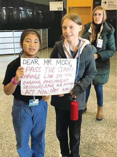  ??  ?? L’immagine
L’attivista indiana Licypriya Kangujam, 8 anni, con Greta Thunberg, 16, in una foto pubblicata sui profili social di Kangujam scattata alla Conferenza sul clima di Madrid (2-13 dicembre). Il cartello chiede al primo ministro indiano, Narendra Modi, di approvare subito la legge sul clima