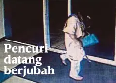  ??  ?? RAKAMAN CCTV penjenayah ceroboh masjid bersenjata­kan pisau.