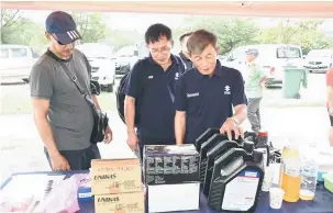  ??  ?? TERTARIK: Para pelanggan mengunjung­i tapak pameran sempena ‘KTS Trading Suzuki Outboard Engine Customer Day and Service Campaign’ semalam.