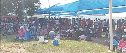  ?? ?? Some of the hundreds of people who came for the free medical services.