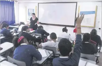  ??  ?? RESPALDO. Seis de cada diez docentes aportan el principal ingreso de los hogares en los que viven.