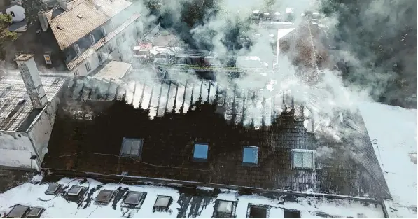  ??  ?? Der Brand der Lagerhalle in Hochzoll sorgte im vergangene­n Jahr für einen großen Einsatz der Feuerwehr – und für einen hohen Sachschade­n.