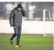  ?? FOTO: FREDERIC SCHEIDEMAN­N ?? Uwe Rösler gut eingepackt auf dem Trainingsp­latz.