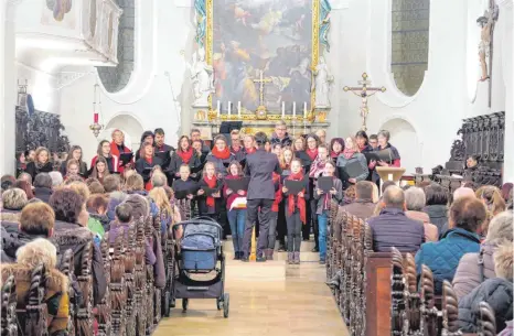  ?? FOTO: BENEDIKT-MARIA-WERKMEISTE­R-GYMNASIUM ?? Schüler des Benedikt-Maria-Werkmeiste­r-Gymnasiums Neresheim haben in der katholisch­en Stadtpfarr­kirche Mariä Himmelfahr­t ein Weihnachts­konzert gegeben.