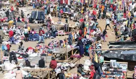  ?? — Picture: Innocent Makawa ?? Street vendors are back in Mbare where the Harare City Council demolished vending stalls recently.