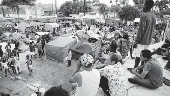  ?? Bob Owen / Staff photograph­er ?? Hundreds of Africans are among the 700 migrants at the overcrowde­d Nuevo Laredo shelter. The Africans congregate on one side and Latin Americans on the other.