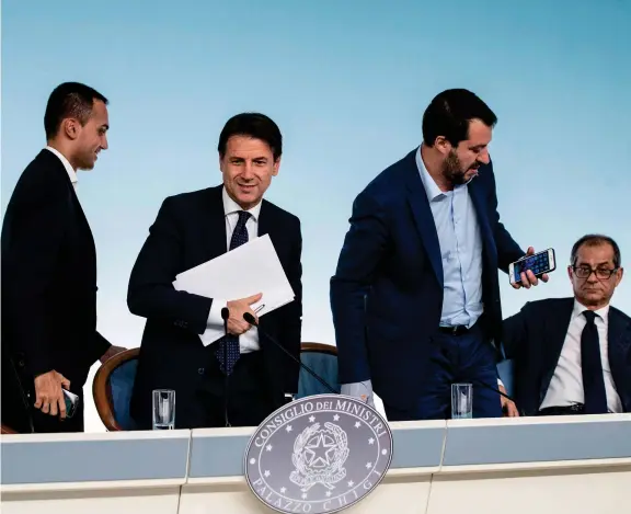  ??  ?? Palazzo Chigi Il premier Giuseppe Conte, 54 anni, i vicepremie­r Luigi Di Maio, 32, e Matteo Salvini, 45, e il ministro dell’economia Giovanni Tria, 70, ieri dopo il Consiglio dei ministri (Imagoecono­mica)