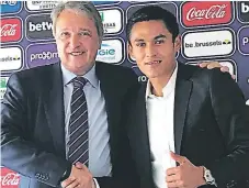  ??  ?? VOLANTE. Tras renovar su contrato, Andy Nájar se da un apretón de manos con Herman Van Holsbeeck, gerente del Anderlecht.