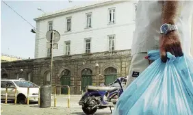  ?? Ansa ?? Il carcere di Poggioreal­e a Napoli