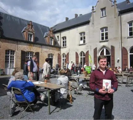  ?? FOTO KMA ?? In 2015 vond de Week van de Amateurkun­sten uitzonderl­ijk plaats in Hof van Lyere, hier met auteur Robin Bastiaense­n centraal. Voor veel Zandhovena­ars was het een unieke kennismaki­ng met het kasteel.