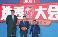  ?? XINHUA ?? Jiang Yuxing (center) poses with CBA President Yao Ming after the youngster was selected as the No 1 pick in the CBA Draft on Sunday in Beijing. Jilin landed the guard from Henan.