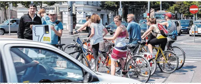  ??  ?? Bei der Urania müssen sich oft sehr viele Radfahrer die Spur teilen. Generell kommen hier sehr viele Verkehrste­ilnehmer zusammen – eine Stelle mit hohem Gefahrenpo­tenzial.