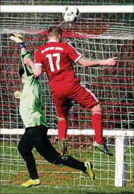  ??  ?? Der FC Erfurt Nord war gegen Bad Frankenhau­sen hochüberle­gen und vergab beim : zahlreiche weitere Möglichkei­ten – hier Michel Wolfersdor­f. Foto: Frank Trautvette­r