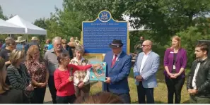  ??  ?? Top right: Wendat and local representa­tives take part in the dedication of a plaque at the Mantle Site in Stouffvill­e, northeast of Toronto.