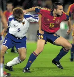  ?? ?? Rubén Baraja se zafa de un jugador japonés en el duelo de 2001.