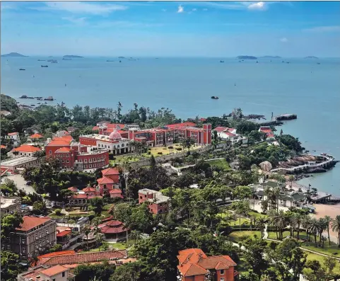  ?? PHOTOS BY HU MEIDONG / CHINA DAILY ?? Renowned for its well-preserved historical buildings, cultural relics and spectacula­r natural views, Gulangyu Island in Xiamen, Fujian province, attracts numerous visito