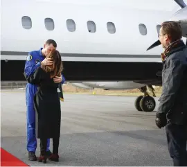  ?? ?? Astronaute­n Marcus Wandt, möts av sin fru på Bromma flygplats.