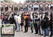  ?? PIC/MPOST ?? People queue up before the ticket counters at the zoo while a banner (inset) welcomes visitors back