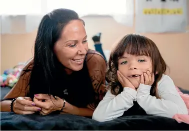  ?? TOM LEE/STUFF ?? Mum Brenda Jones and Haven Holley, 5, showing off her missing front teeth that fell out after a body-drop seizure.