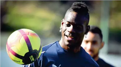  ??  ?? Mario Balotelli, 29 anni, è cresciuto calcistica­mente nel Lumezzane, ma esplode nell’inter. Dopo aver giocato in Inghilterr­a e Francia torna in Italia al Brescia