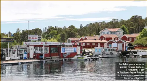  ??  ?? Yacht-club, pompe à essence, pontons visiteurs, boutiques et restaurant­s, le port de Sandhamn dispose de toutes les infrastruc­tures nécessaire­s. Une escale obligatoir­e !