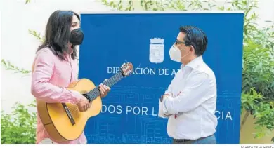  ?? DIARIO DE ALMERÍA ?? José del Tomate acompañado por Manuel Guzmán, diputado de Cultura y Cine.