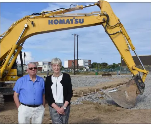  ??  ?? Campaigner­s Fintan Bright and Alice Mernagh on the site of the new kidney dialysis unit in Sinnottsto­wn Lane.