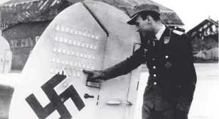  ?? ?? Alman havacılar düşürdükle­ri uçak sayısını uçağın kuyruğuna işaretlerl­erdi.